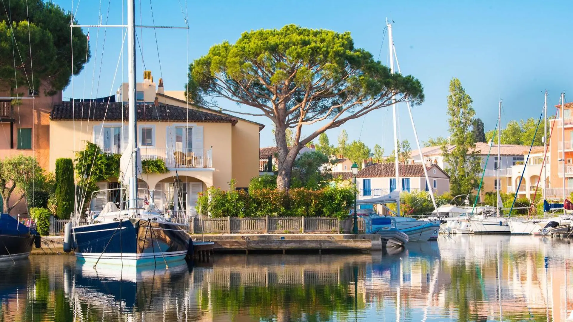 This Comfortable And Bright Apartment Wifi Grimaud France